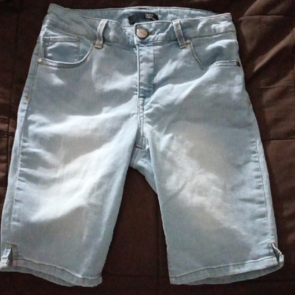 1822 Denim Light Wash Jean Shorts